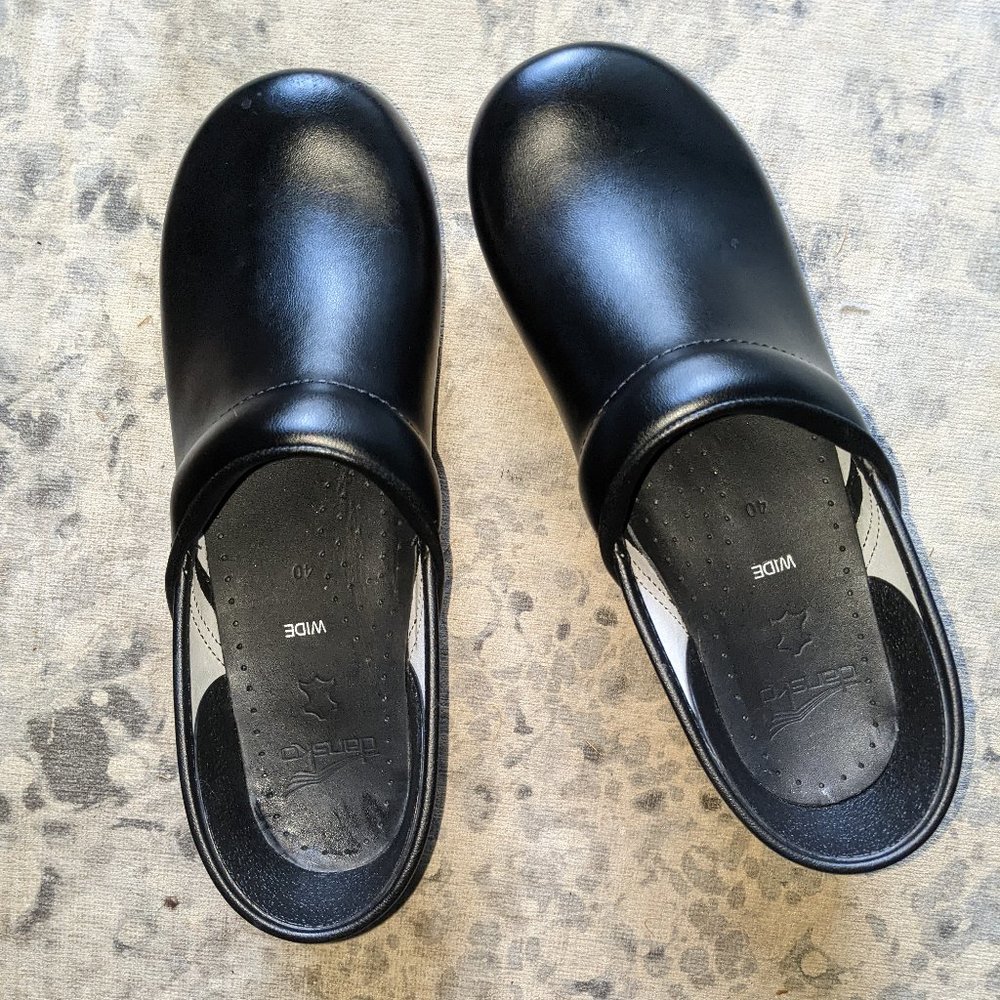 Dansko WIDE 40 CLOGS  (9.5W) like new